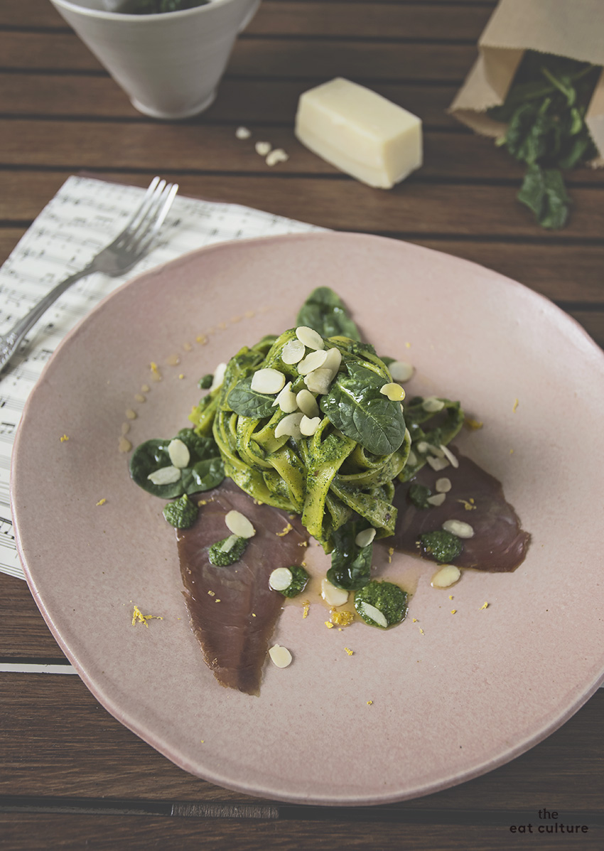 A cena da Bridget Jones: tagliatelle con pesto di spinaci e carpaccio di tonno