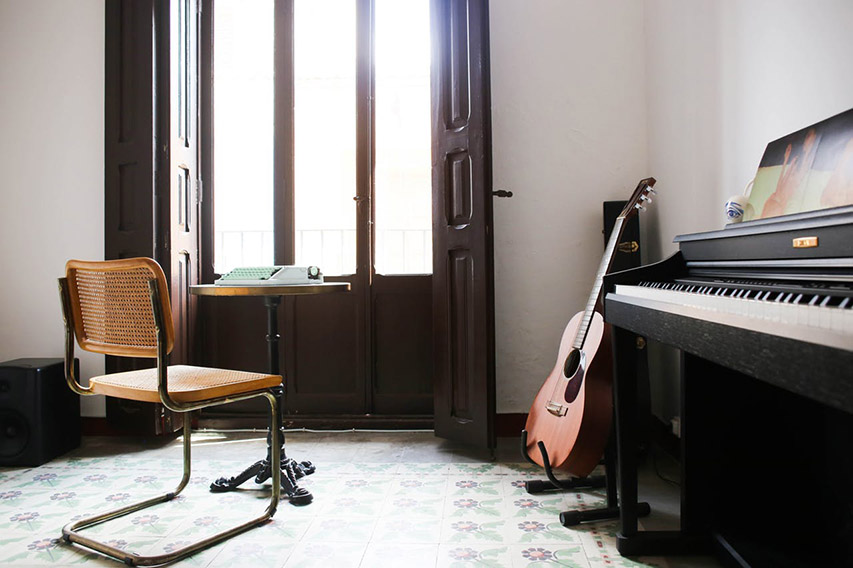 Vivere con poco, vivere minimale. L'appartamento di due musicisti a Valencia.